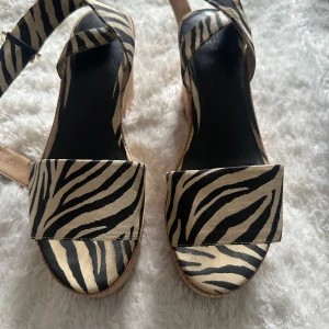 Hm skor i zebra mönster  - Skorna har använts bara en gång. Superfin skick!