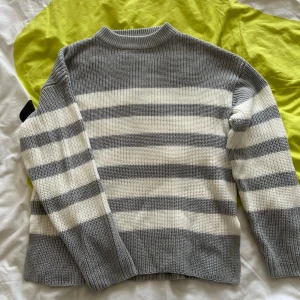 Randig stickad - Randig stickad tröja från gina, oanvänd så superbra skick. Strl 152 på lappen men skulle säga den passar S/Xs