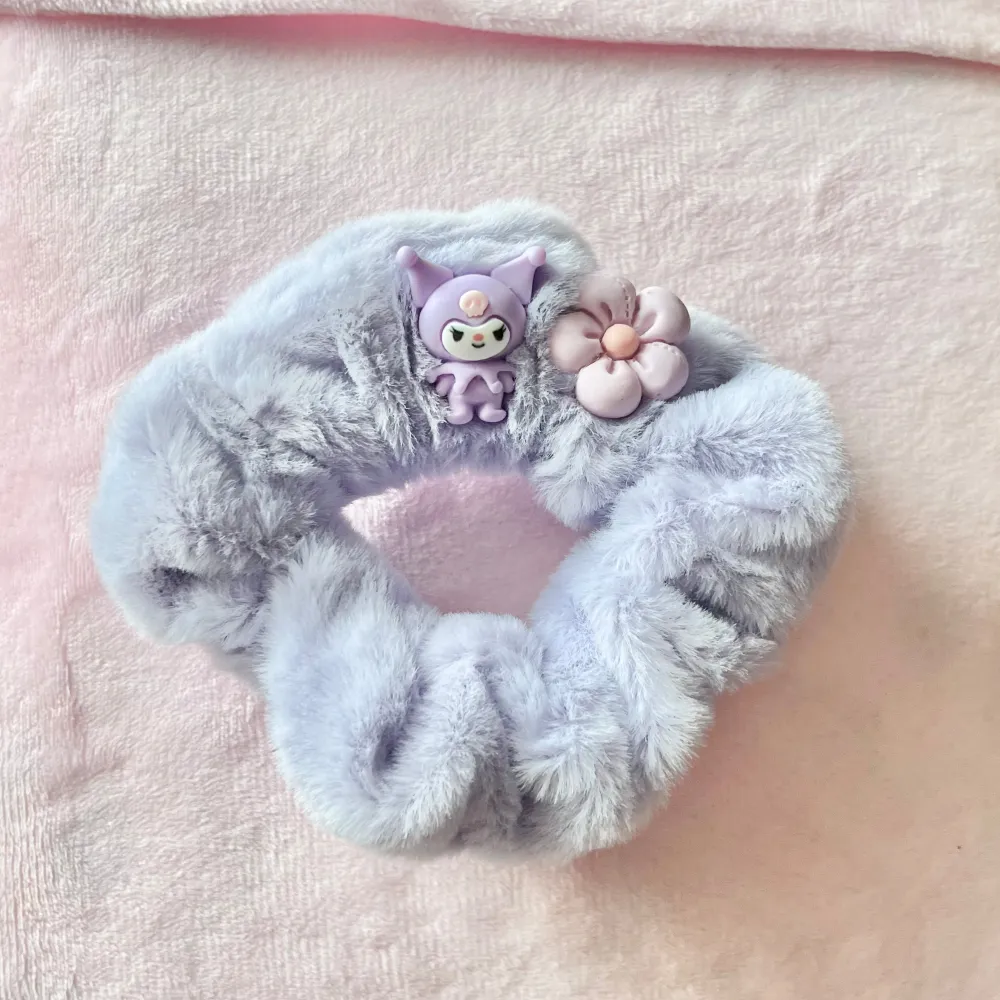 Kuromi scrunchie som är väldigt stretchig och helt oanvänd💜. Accessoarer.