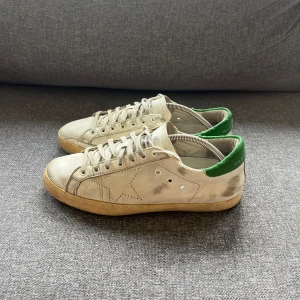 Golden Goose Superstar - Säljer ett par feta Golden Goose i storlek 44. Fint skick. Hör av er vid frågor & funderingar. 😊