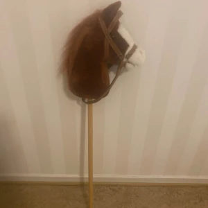 Vi säljer nu denna käpphäst😃 - Ljudet på örat fungerar inte. Man får med träns och man kan ta av det om man vill och om man tar av det kan man sätta på det igen.