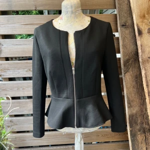 Söt tunn jacka/kofta i fint skick  - Så snygg liten jacka med volang nertill. I fint skick! Inte tjockare än en tröja. Från divided h&m stl 40