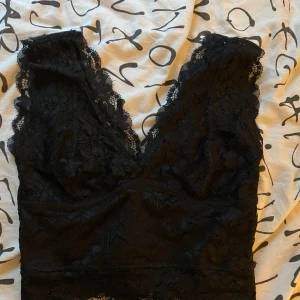 Svart spetstopp - Jättesnygg svart spetstopp som tyvärr blivit för liten för mig 💞 Storlek XS. 20kr