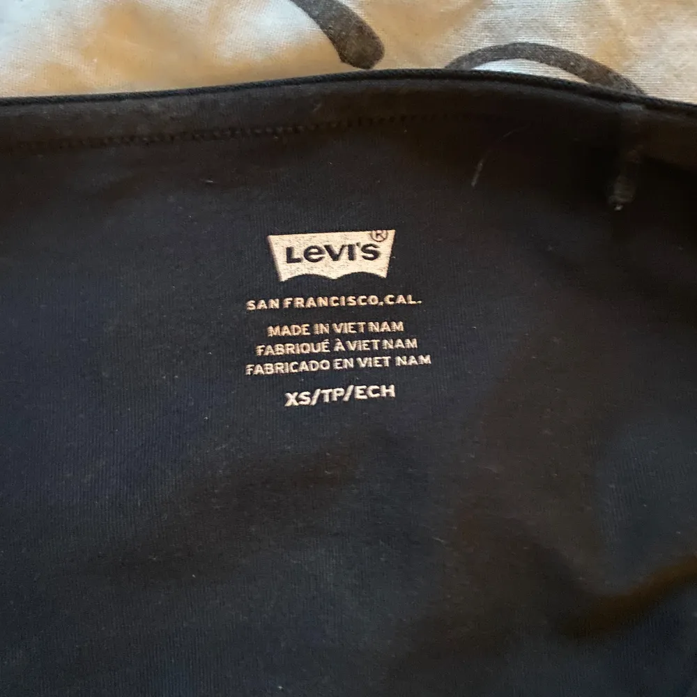 Topp från Levis, storlek XS, 100kr. Aldrig använd - mycket bra skick. . Toppar.