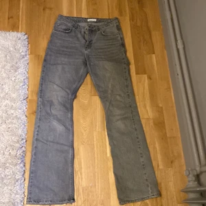 Gråa lågmidjade jeans från Gina  - Byxorna är lite slitna där nere men syns inte 