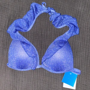 Bikinitopp - Säljer denna oanvända bikinitopp jag köpte utomlands❤️ toppen är i storlek L men väldigt liten så skulle säga att den passar s🤗 man kan välja om man vill ha banden runt halsen eller runtom. Det går även att knyta hur hårt eller löst man vill💞💞