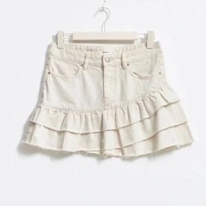 FRILL DENIM SKIRT - Säljer nu denna grymt snygga volang jeans kjolen ifrån Gina Tricot. Prislappen sitter kvar och har aldrig använts! Vid mer information, vänligen kontakta via DM! 