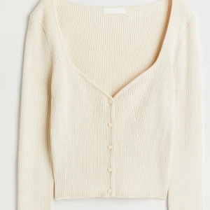Ribbad tröja H&M - Säljer min gräddvita topp från hm eftersom jag inte använder den. Använd ett fåtal gånger🤍Köpt för 300 säljer för 100
