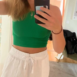 Grön topp - Grön topp ifrån zara i stolek small. Knappt använd.
