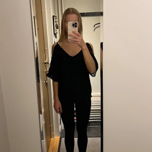 Topp - Svart topp i spets från BikBok i strl XS. Toppen är ”öppen” över axlarna och en bit ner på armen. Är i fint skick. Använd en gång. 