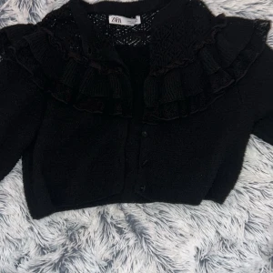 Kofta  - Har inte använt denna koftan alls mycket kanske 2-3 gånger. Den är väldigt tjock så man blir varm av den dock så är armarna ända till armbågerna.