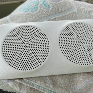 Vit&rosa Pegasus högtalare  - Kompakt och tålig trådlös högtalare med Bluetooth, 2 x 3 Watt dubbla högtalare, upp till 6 timmar batteritid och handsfree-system som gör att du enkelt kan ta emot telefonsamtal.