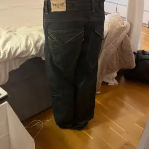 Säljer mina baggy jeans från Levis! Står inte stolek men tror de passar xs-m! 