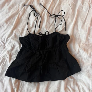 Svart topp - Snygg svart topp med knytband. Hör av er vid frågor💗
