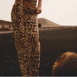 Leopard kjol  - Säljer denna fina kjol från Zara i storlek s, aldrig använd!❤️