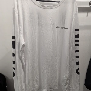 Calvin Klein långärmad Vit - Långärmad tunn tröja. Oanvänd