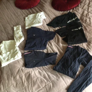 Kort- och långärmade t-shirts strl. 158/164 - Vit kortärmad Tommy Hilfiger 158/164 (litet hål i nedre del) Vit långärmad Lindex 146/152 Marinblå kortärmad Gant 158/164 Marinblå kortärmad Tommy Hilfiger 152/164 Marinblå långärmad Tommy Hilfiger 152/164 Svart kortärmad Sail Racing 160  Marinblå  
