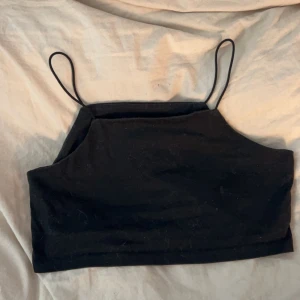 Svart linne - Svart linne som är lite lös i midjan