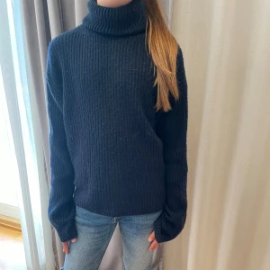 Stickad tröja  - En snygg tröja i färgen mörkblå🥰