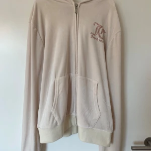 Juicy Couture Kofta - En Juicy Couture kofta i fint skick, nästan aldrig använd💗Storleken är 14/15y men jag skulle säga att den passar en S💗