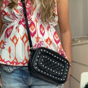 Nitväska - Säljer denna jätte fina nitväskan!! Inte rostig men finns lite små defekter! Skriv privat för fler bilder!🥰