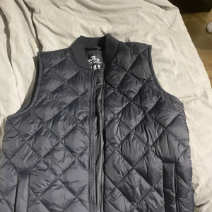 Hollister vest - Fet hollister vest i storlek m. Vesten är i bra skick.  Tveka inte och skicka ifall du vill ha flera bilder.