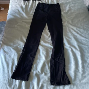 Kostymbyxor - Kostym byxor från new yorker. Använd fåtal gånger. Högmidjade, bootcut, slits och svarta. 