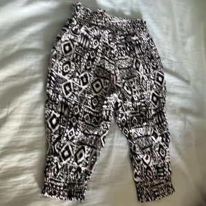 Mönstrade byxor - Mönstrade barnbyxor, svarta och vita. Tunn material