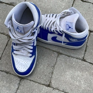 Air Jordan 1 Kentucky blue - Använda jordans som är som nya, inga defekter eller liknande. Nypris ligger på 1750 på restocks och säljer dessa nu då dem inte används. Kvitto finns för den som vill ha. Såklart äkta.