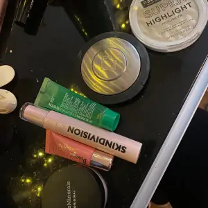 Smink paket 📦 allt är helt oanvänt eller testat. Det som ingår är ett mini bare minerals puder, dewy blush, skindivision mascara, ansiktsmask, smashbox highligter,  revolutionn highlighter⭐️