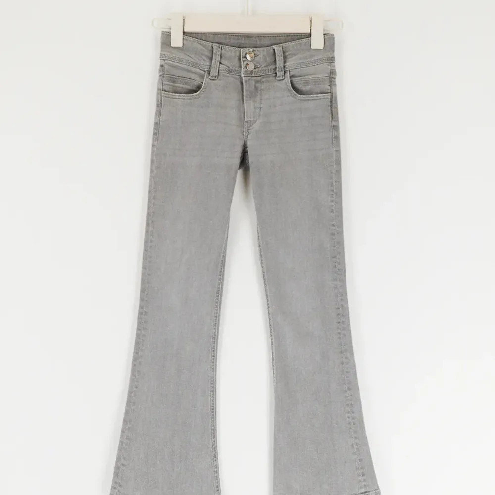 nästan helt slutsålda jeans från gina tricot, nypris 350kr! pris kan diskuteras 💕. Jeans & Byxor.