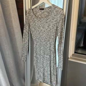 Tight klänning - Superfin klänning som sitter tight och visar kurvorna, passade mig som oftast har S-M, men är töjbar så passar även större storlekar!