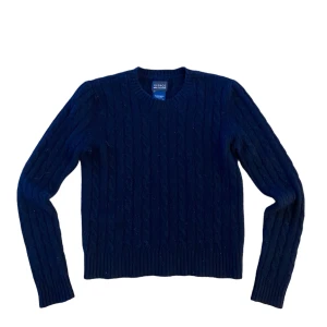 Kabelstickad kashmir tröja - Kabelstickad tröja i 100% kashmir • Storlek M, sitter mindre • Väldigt bra skick, inga defekter och knappast nopprig • Svarar gärna på frågor eller funderingar