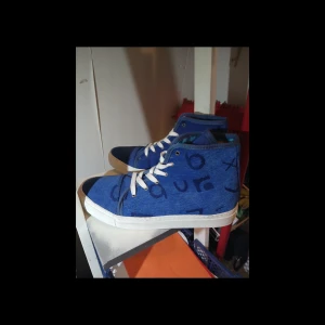 Sneakers gjorda av spårvagnssäten.  Resole.  Nya. 1100:- i butik - Gjorda av spårvagnssäten från västtrafik i Göteborg, av ReSole. Nu 650:- aldrig använda. 1100:- i butik, se sista bilden 