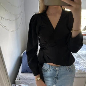 Blus  - Säljer min blus från Gina i storlek S. Den är väldigt skön och bra kvalite. Man knyter blusen själv (sista bilden). Skriv privat för fler bilder💞