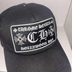 Chrome Hearts keps inköpt från Vestiaire, genomgått online samt fysisk äkhetscertifiering. Säljes då den inte används längre av mig! Hör av er i PM