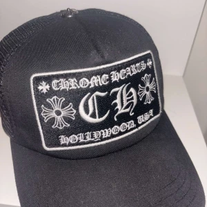Chrome Hearts keps  - Chrome Hearts keps inköpt från Vestiaire, genomgått online samt fysisk äkhetscertifiering. Säljes då den inte används längre av mig! Hör av er i PM