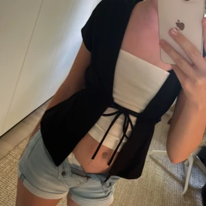 Supersnygg kortärmad kofta (typ)😘 - Typ helt oanvänd! Jättebra skick. 😻