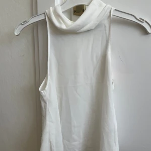 Blus med krage  - Söt blus. Ny med prislapp kvar 