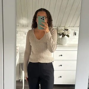 Långärmad topp - Jättefin långärmad beige topp från Nakd i storlek S, nyskick för den är för stor på mig. Passar folk med storlek M också