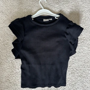 Svart volang tröja från gina  - Säljer denna tröjan från Ginatricot för den kommer inte till användning. Säljer denna för 100 kr, kan tänka mig sänka pris om någon är intresserad