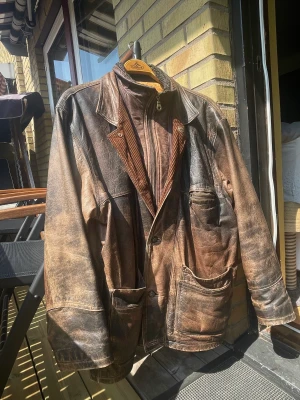 Vintage läderjacka - Jättesnygg gammal vintage jacka i riktigt läder, har gått i arv från min farfar till min far, och nu förhoppningsvis till en ny ägare!