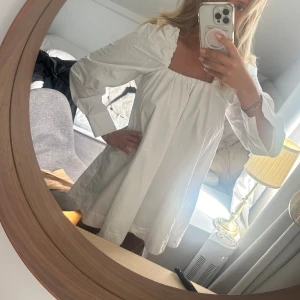 Vit kort klänning - Jätte fin vit kort klänning från H&M. Storlek 34🌸 köpt för 500 kr