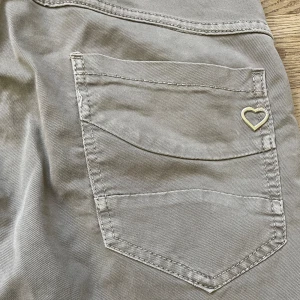 Beiga jeans - Jätte fina beiga jeans