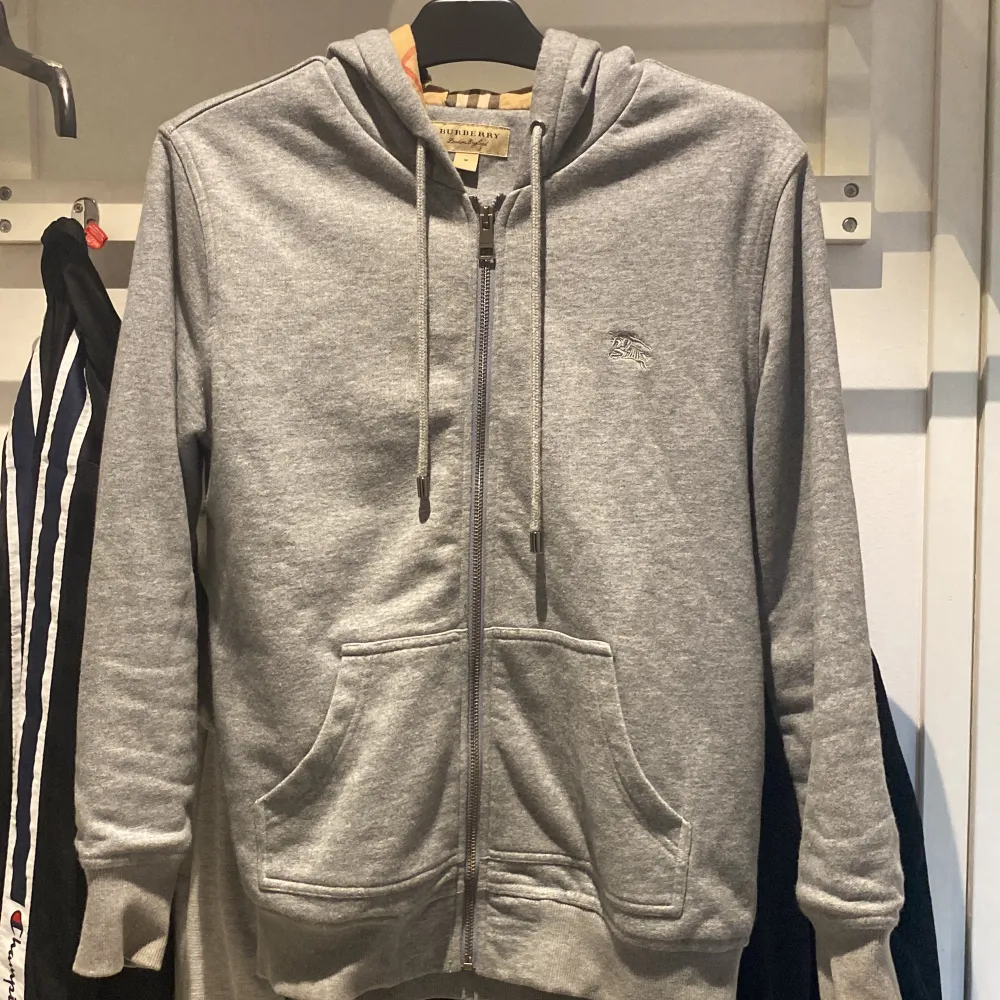 Säljer asfet burberry hoodie.  Används knappt längre. Väldigt bra skick. Pris går att diskutera. Hoodies.