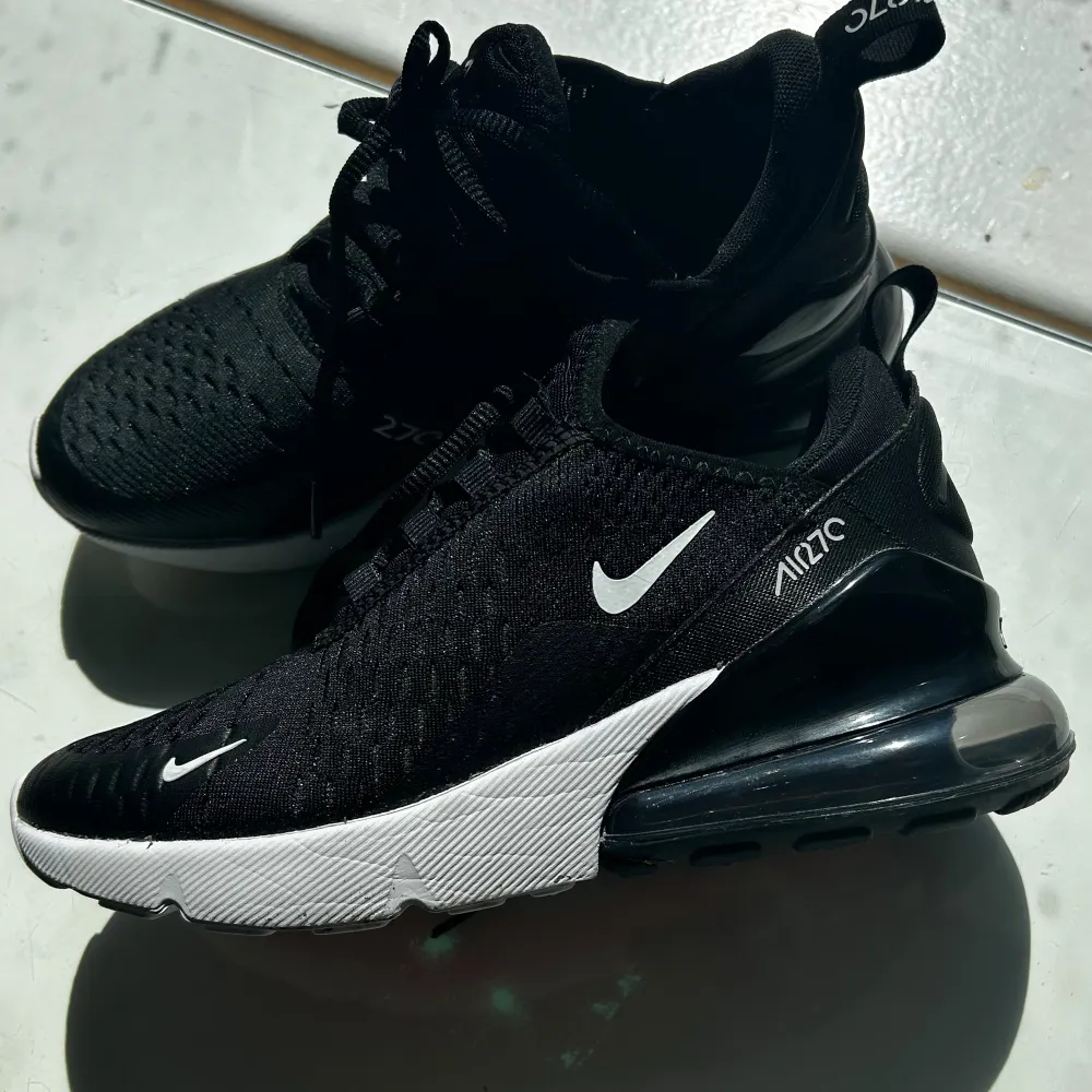 Säljer mina oanvända Air Max skor då dom ej kommer till användning. Helt nya!. Skor.