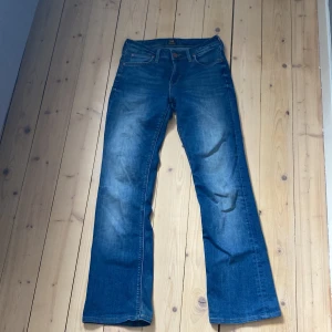 Bootcut jeans - Bootcut jeans från Lee i strl W27💋Kortare i benen så passar kortare personer🫶🏻 Jeansen är använda men i fint skick och utan defekter😇 Säljer då jag vuxit ur dem