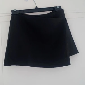 Kjol - Säljer nu denna ur snygga ”kavaj” kjol i st xs. Den är endast provad och är i ny skick! Perfekt till festliga sammanhang🤩 Kom privat för frågor/bilder💗