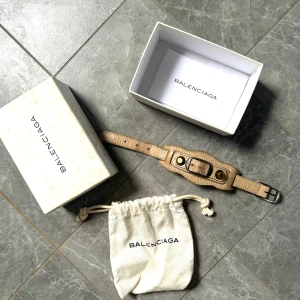 Balenciaga armband - Säljer mitt Balenciaga armband som är i använt skick och därav priset. Allt på bilden ingår 🥰