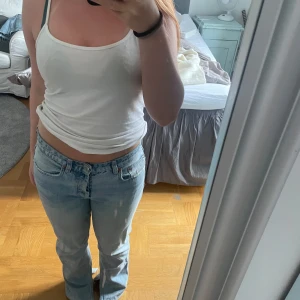 Jeans  - Ett par jättesnygga mid waist jeans som inte kommer till användning längre💕